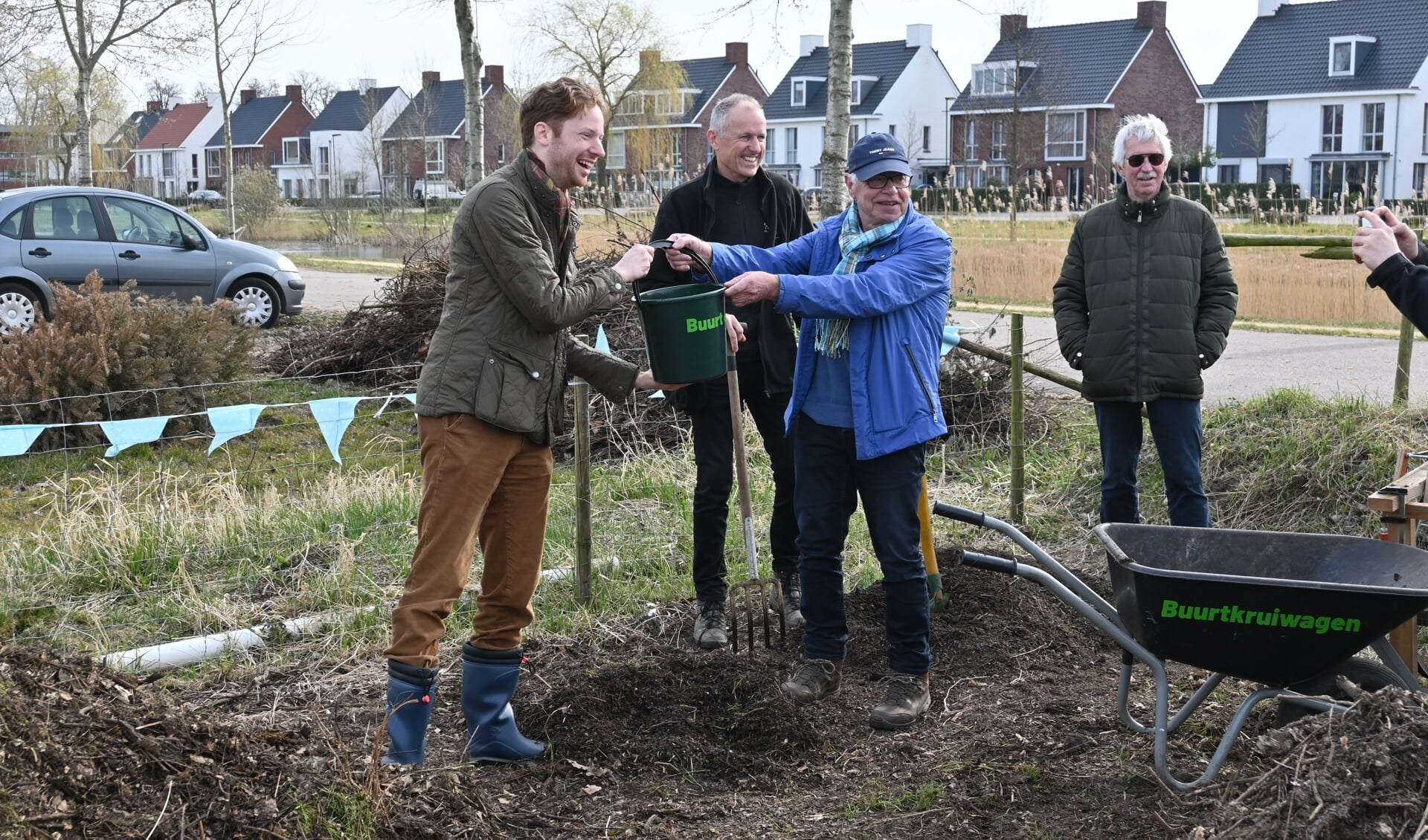 Burgemeester krijgt eerste compost van Peter van Dijk