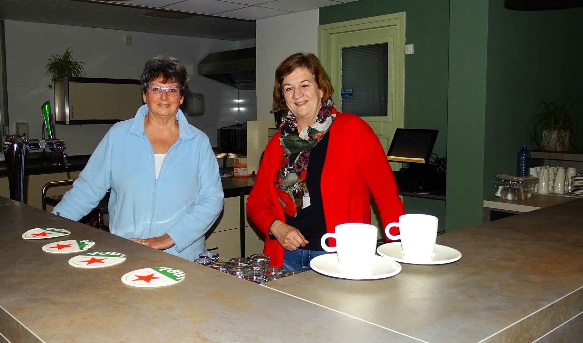 Erica van den Berg (links) en Ria Baars zijn blij met het gerenoveerde Dorpshuis Het Praatpunt.