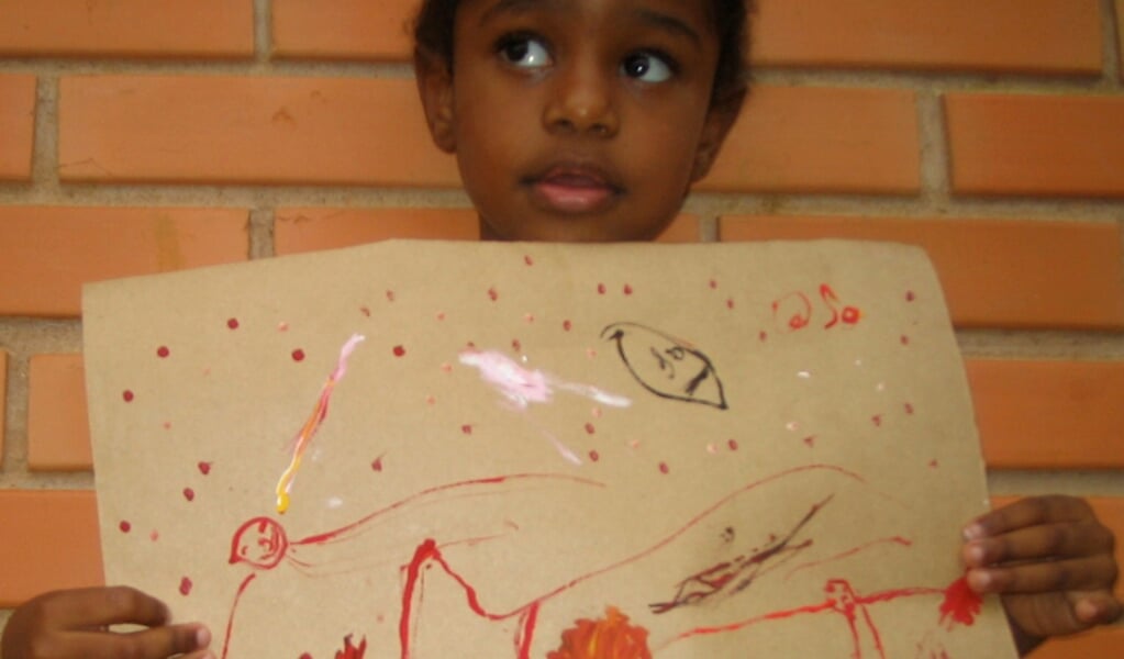 Een kindertekening van Eduarda die kunstenares Helenita Peruzzo in een van haar schilderijen voor Paint a Future heeft verwerkt.