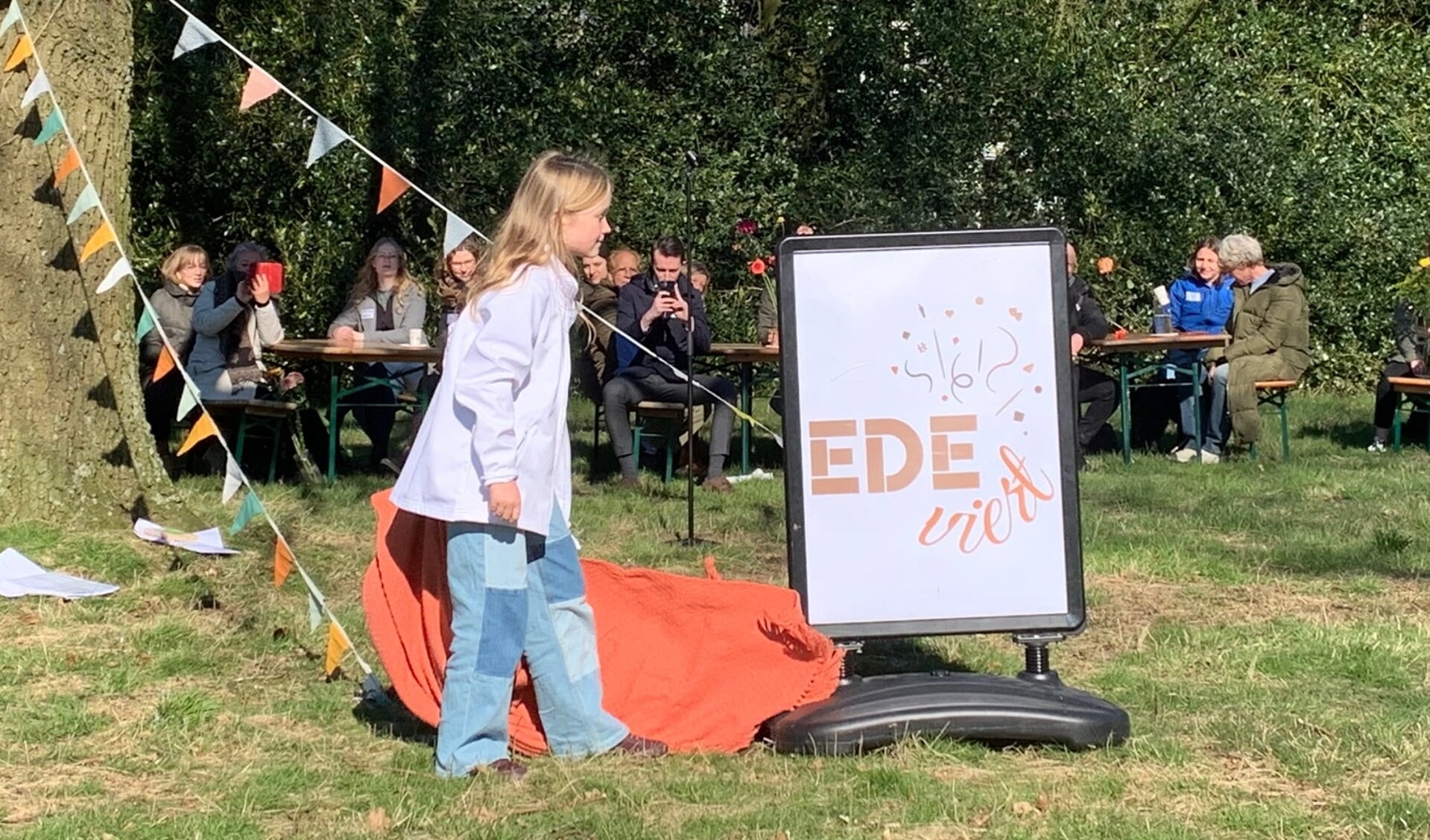 Kinderwethouder Sophie Westerveld onthult het logo van de campagne 'Ede viert'