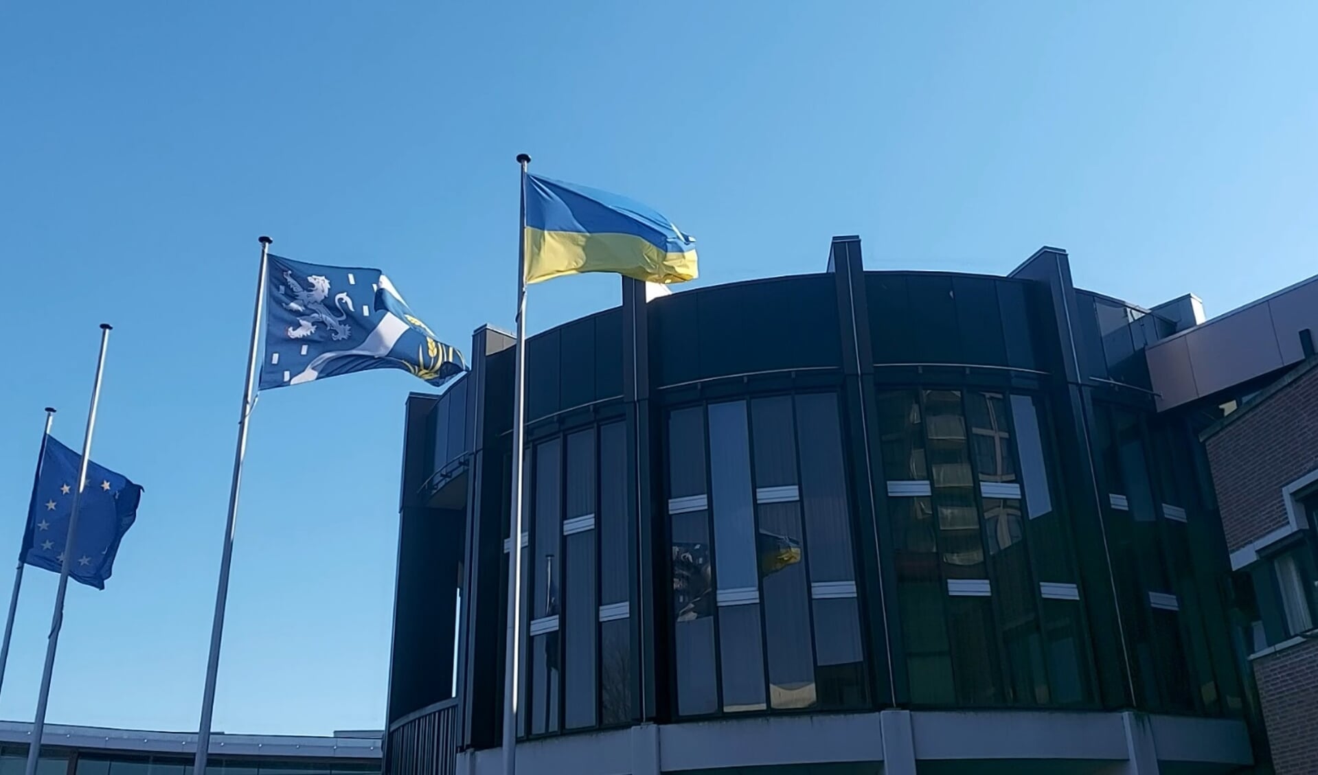 De Oekraïense vlag wappert boven het raadhuis in Hoofddorp. 