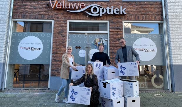 <p>Het Team van Veluwe Optiek is klaar voor de verhuizing (vlnr): Joyce van Meerveld, Amara Geurtsen, Niels Vijge en Richard Tamminga.</p>