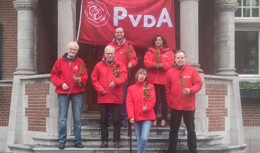 De Zeister PvdA bij het gemeentehuis. Vooraan lijsttrekker Wilma Breddels.