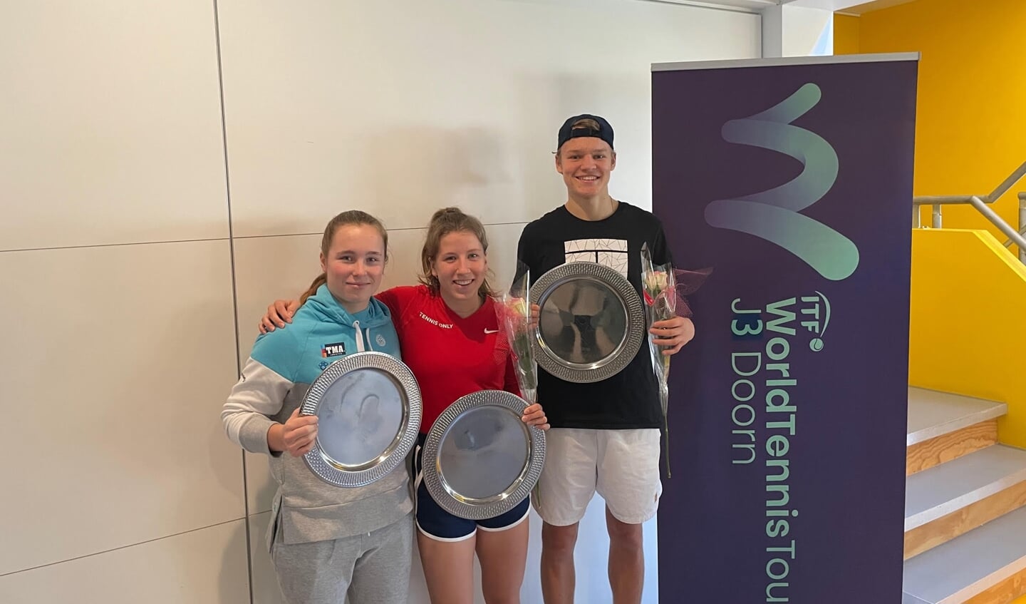 Van links naar rechts:
Sarah van Emst (verliezend finalist meisjes)
Isis van den Broek (winnaar meisjes)
Abel Forger (winnaar jongens)