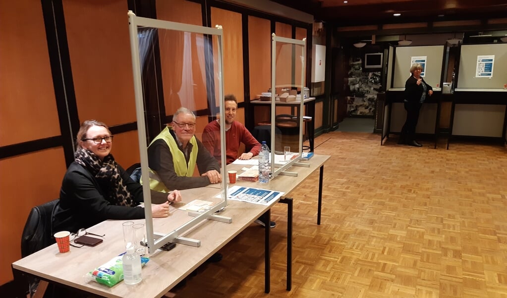 Het stembureau in Achterveld met Irene Woltheus, voorzitter Jan Burger en Dennis Kok.
