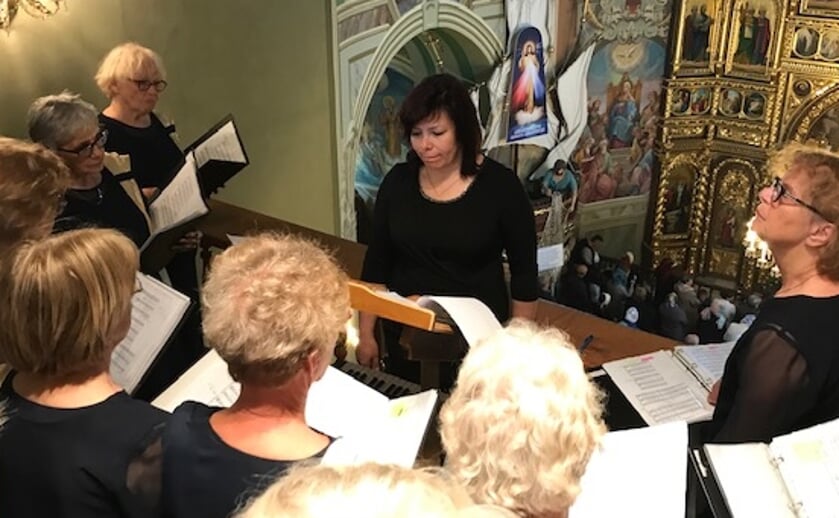 Het Lysenko koor uit Tull en 't Waal, met dirigente Inna Ogarok, afkomstig uit Donetsk, Oekraïne.