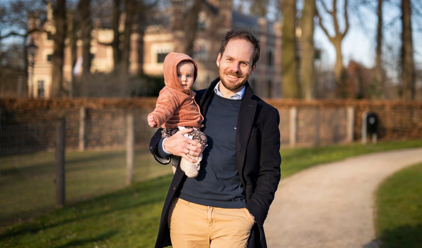 Daan de Vries met zijn dochtertje Nola op landgoed De Schaffelaar.