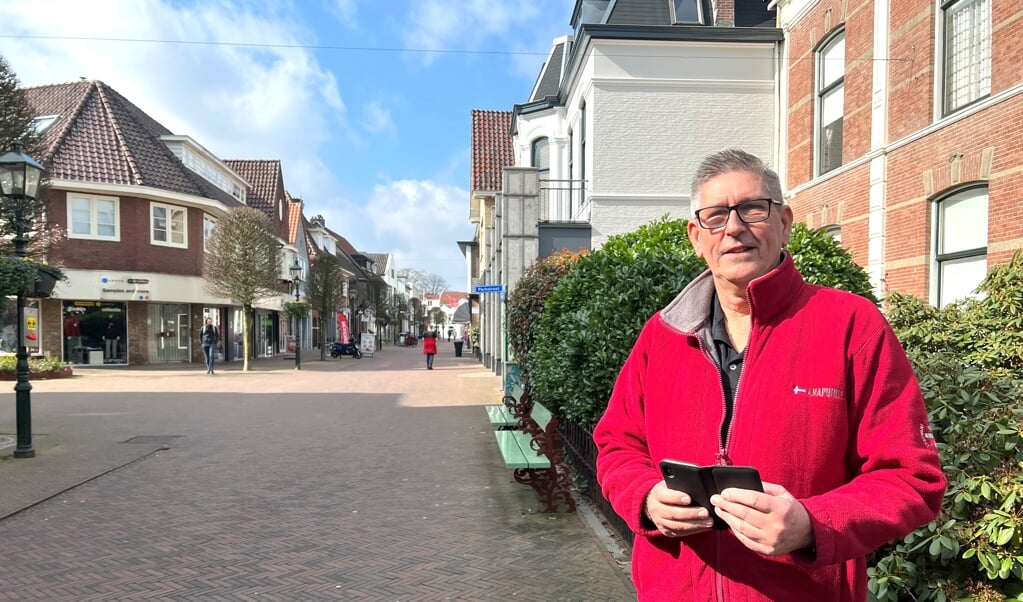 Ap Pernis op zoek naar nieuws in de Laanstraat. 