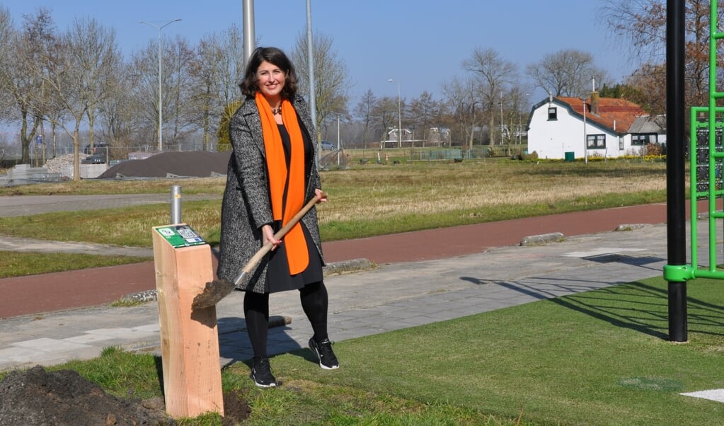 Wethouder Barbara de Reijke plaatst eerste paal voor de beweegroutes.