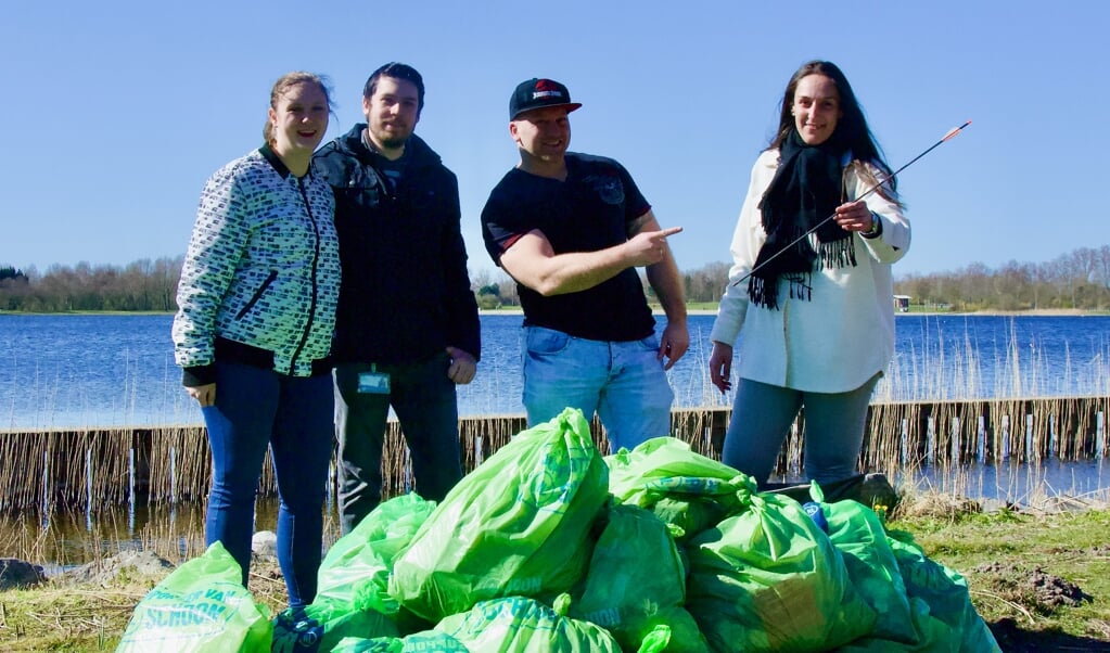 Tevreden afvalrapers langs de Toolenburgerplas tijdens de Landelijke Opschoondag half maart. 