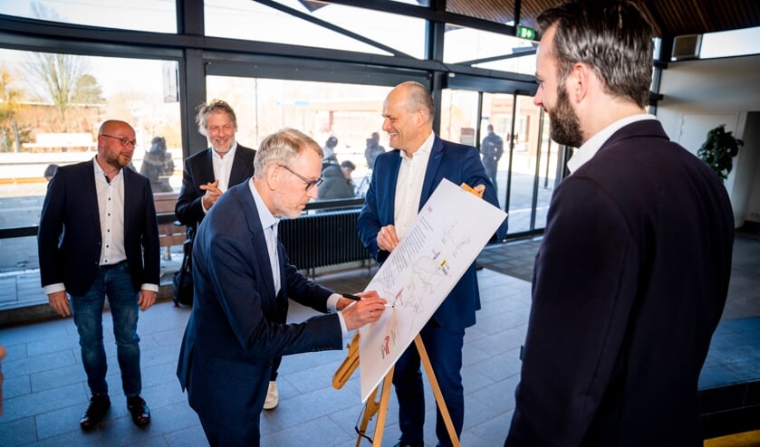 Ton Spek (Sliedrecht), Ro van Doesburg (Gorinchem), Theo Boerman (Hardinxveld-Giessendam), Rik van der Linden (Dordrecht) en Joost van der Geest (Gorinchem).