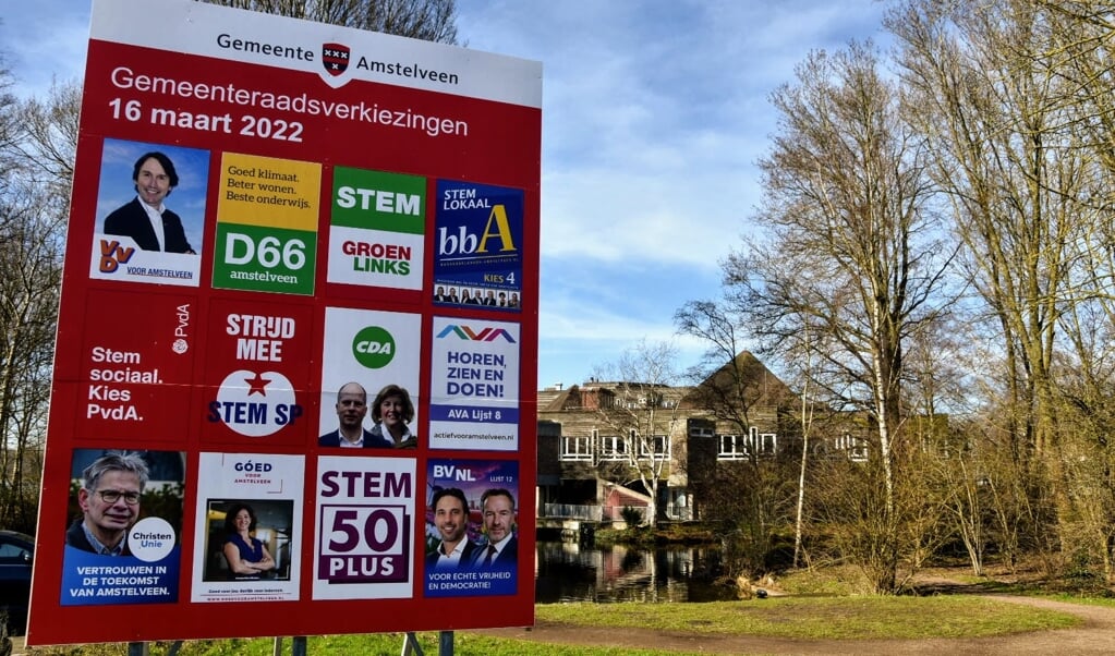Verkiezingsbord met de 12 deelnemende partijen in Amstelveen.