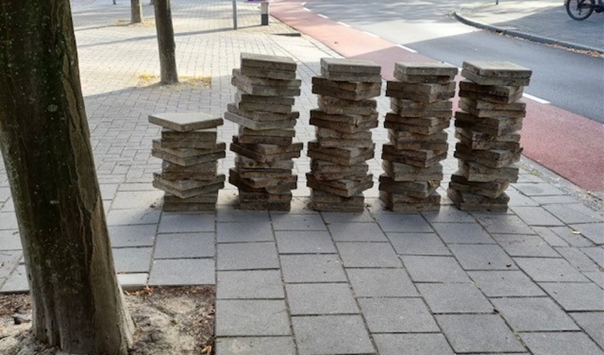 Van april tot en met oktober worden op verschillende maandagen de tegels van Amstelveners gratis opgehaald als ze hun tegels vervangen voor groen. 
