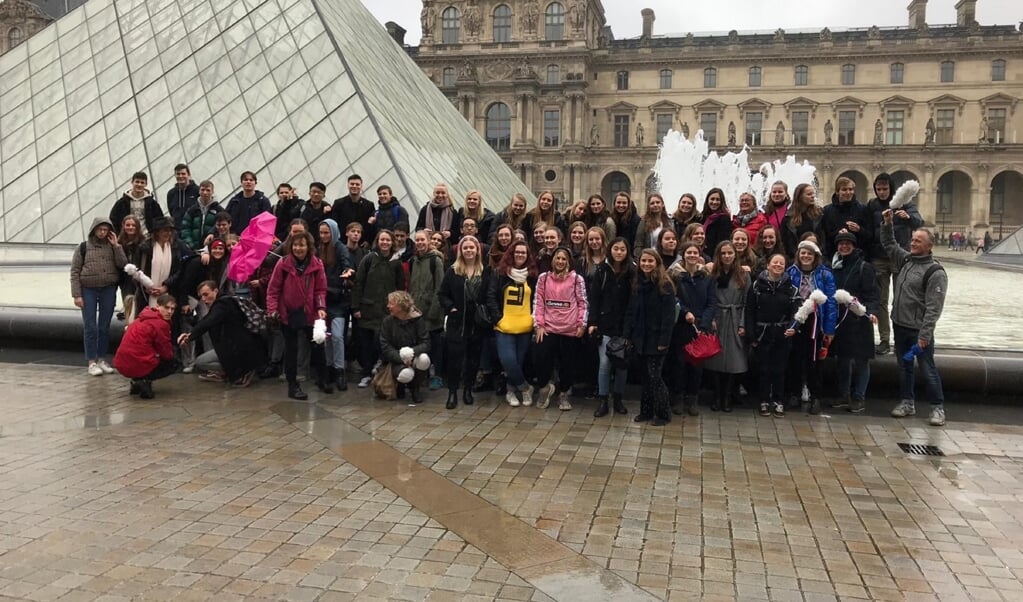Leerlingen van het Griftland poseren voor het Louvre tijdens de laatste Parijs-trip in 2019.