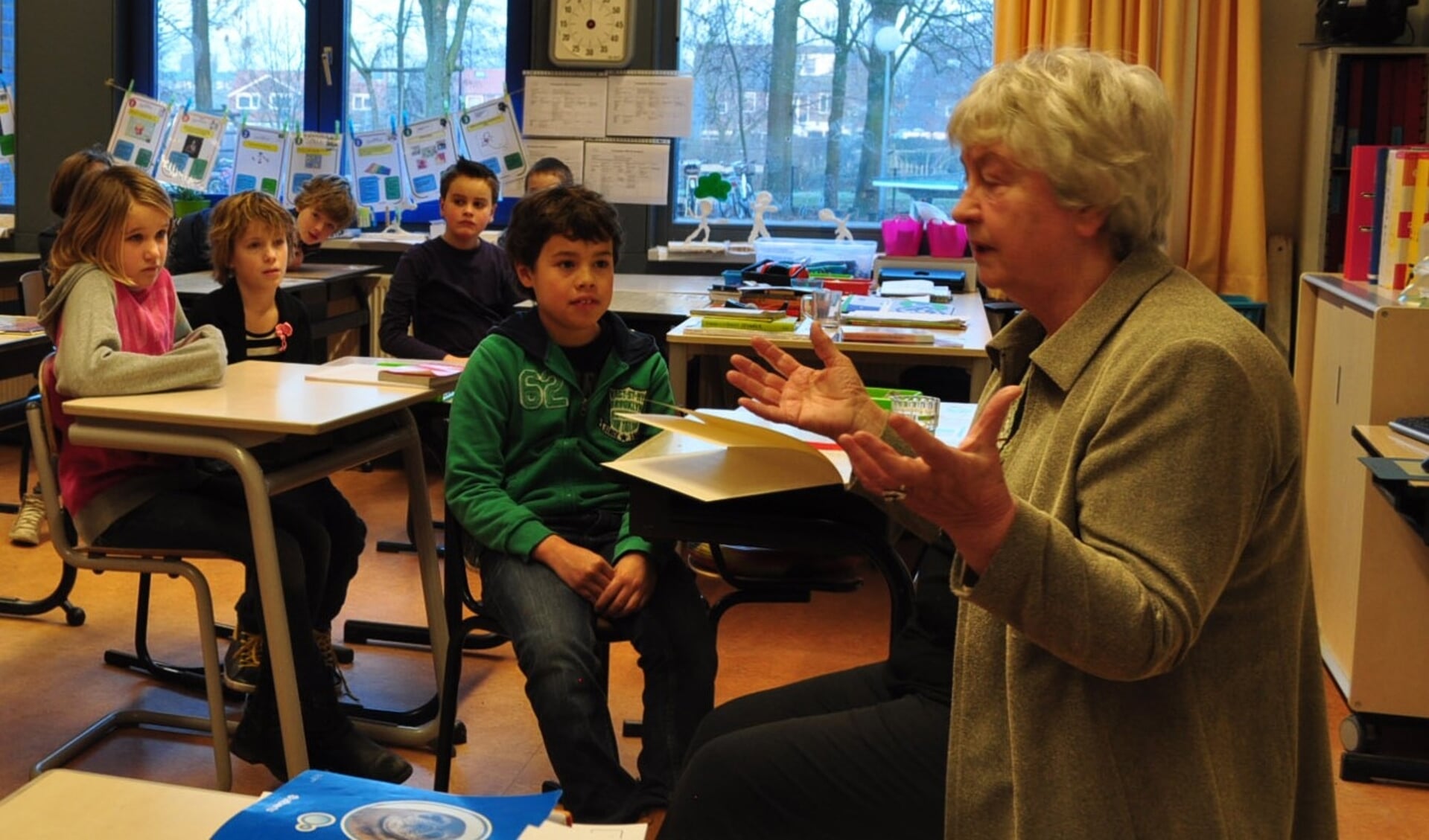 Aantje leest haar eigen geschreven verhaal Rigoberta over Fairtrade voor. 