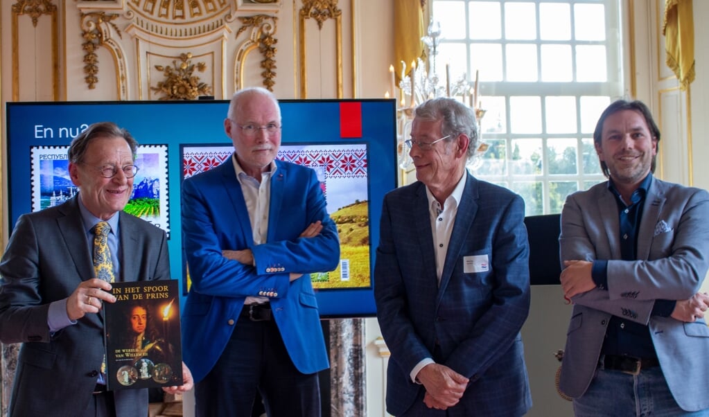Van links naar rechts: burgemeester Janssen met het eerste boek, auteurs Jan van Es en Bernt Feis en Peter de la Mar, projectleider namens het geheugen van Zeist. 