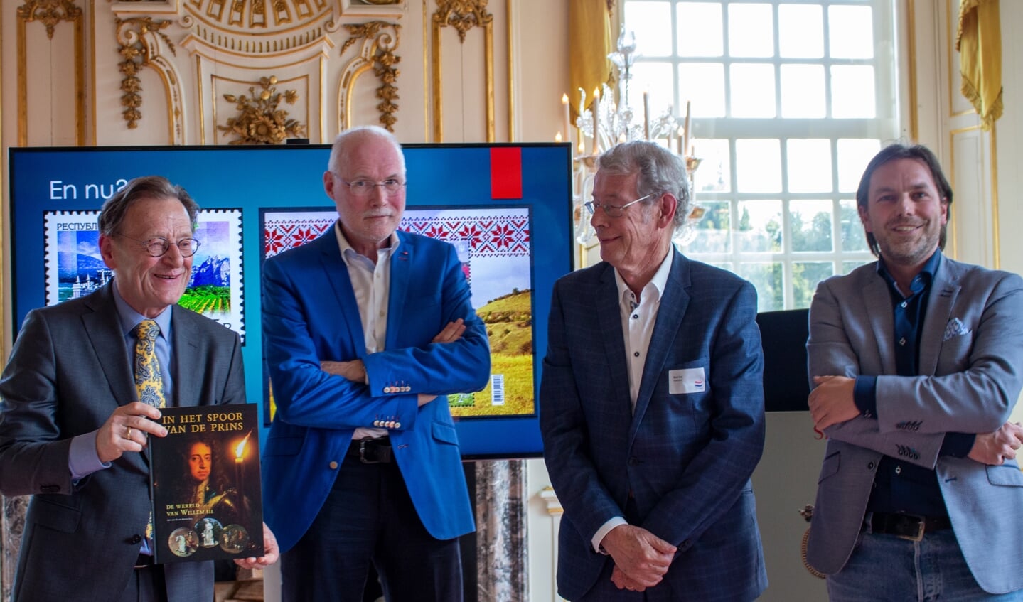 Van links naar rechts: burgemeester Janssen met het eerste boek, auteurs Jan van Es en Bernt Feis en Peter de la Mar, projectleider namens het geheugen van Zeist.