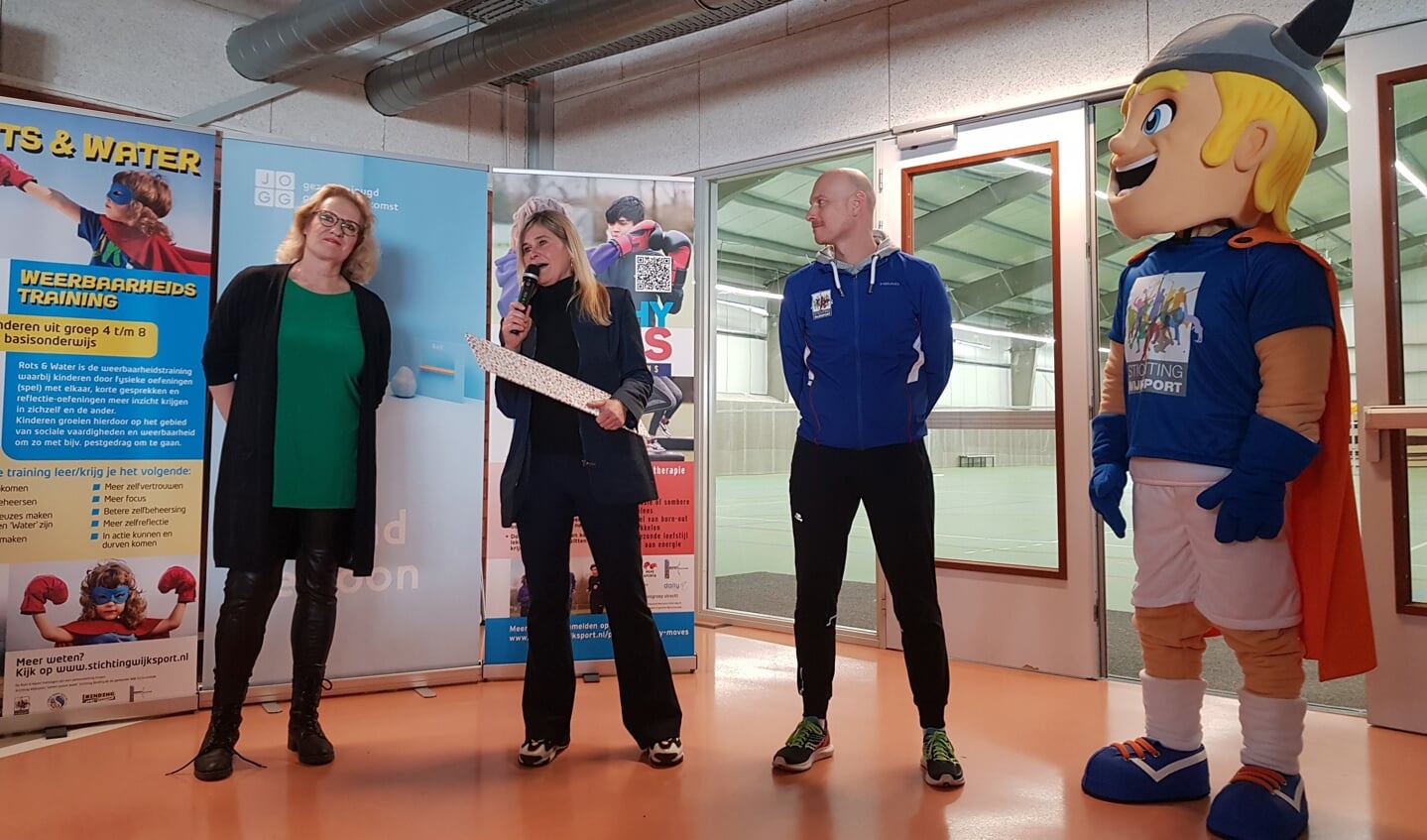 (v.l.n.r.): wethouder Wil Kosterman, Caroline Peeck, MT-lid van JOGG en Tobias Wijnmalen, buurtsportcoach en tevens JOGG-regisseur