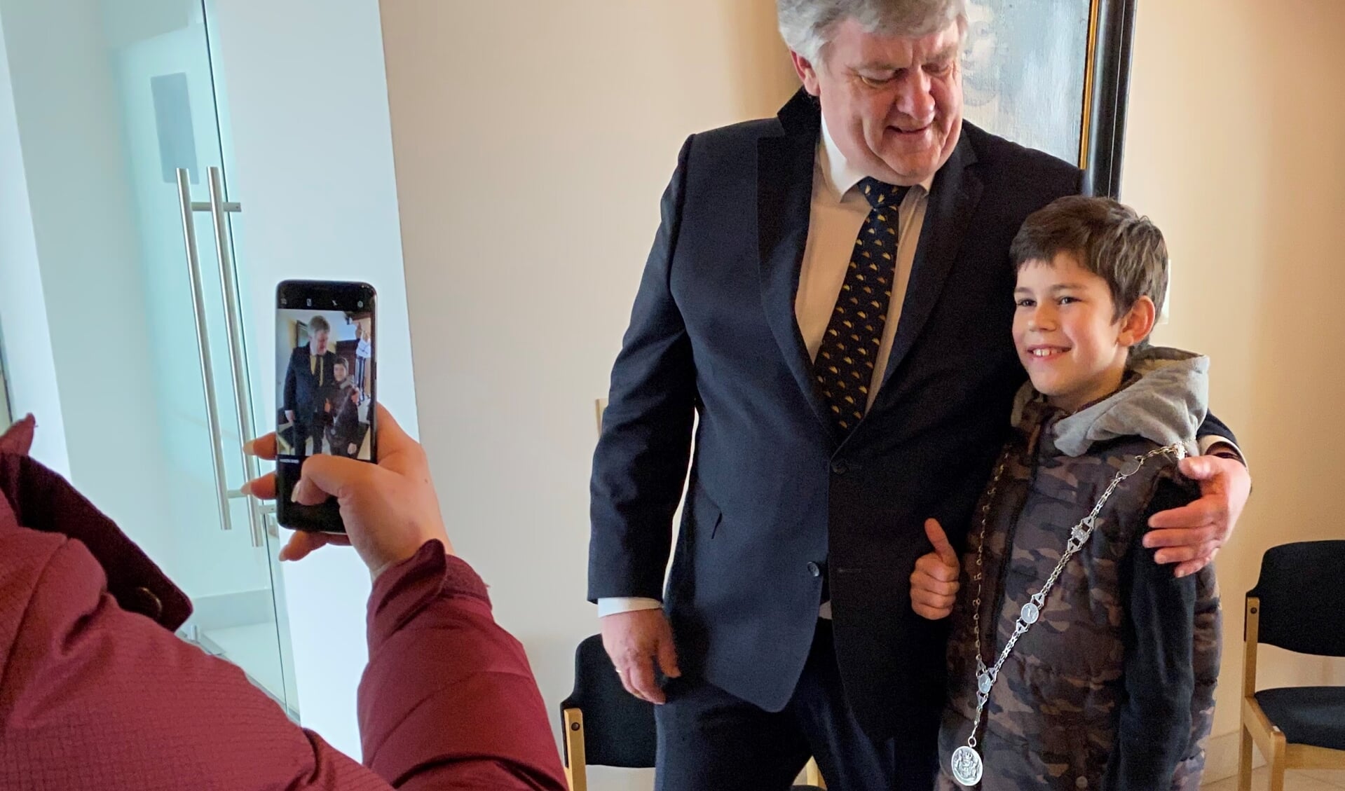 Artjom wilde graag met burgemeester Lambooij op de foto. Lambooij deed hem de ambtsketting om en de jongen stond stralend op de foto.