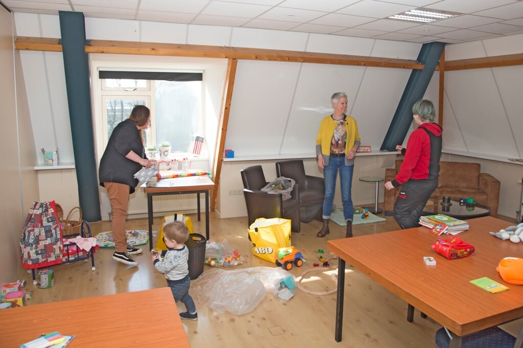 Vrijwilligers in De Glind bereiden de opvang van vluchtelingen voor, onder wie ook kinderen.