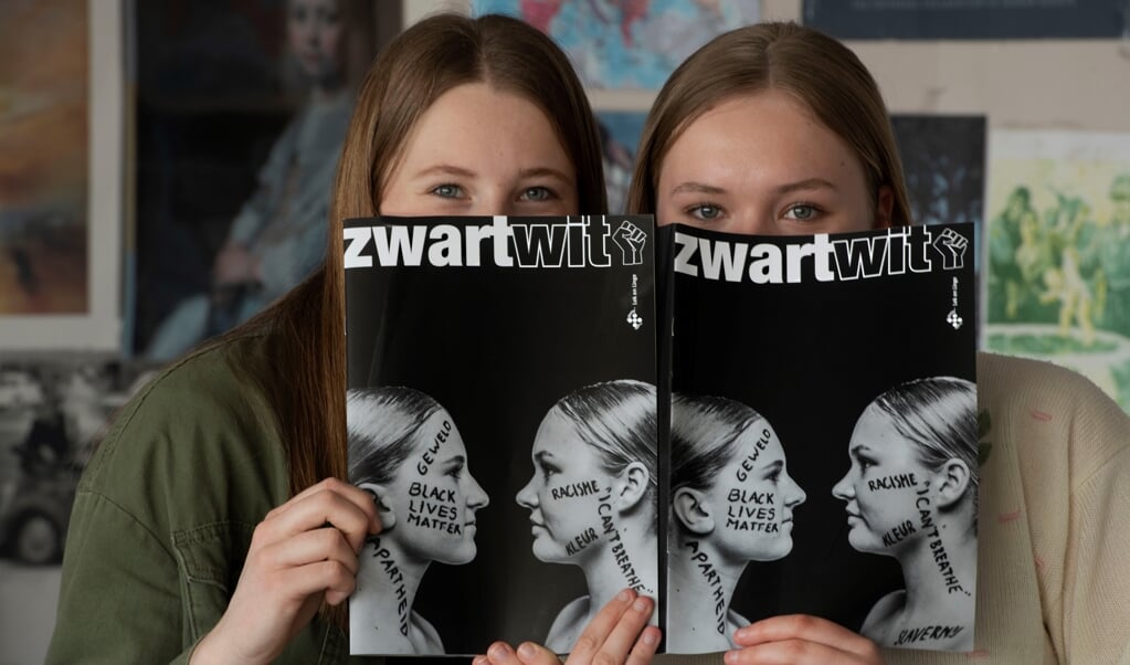 Cato (l) en Eva met hun indrukwekkende glossy magazine zwartwit.