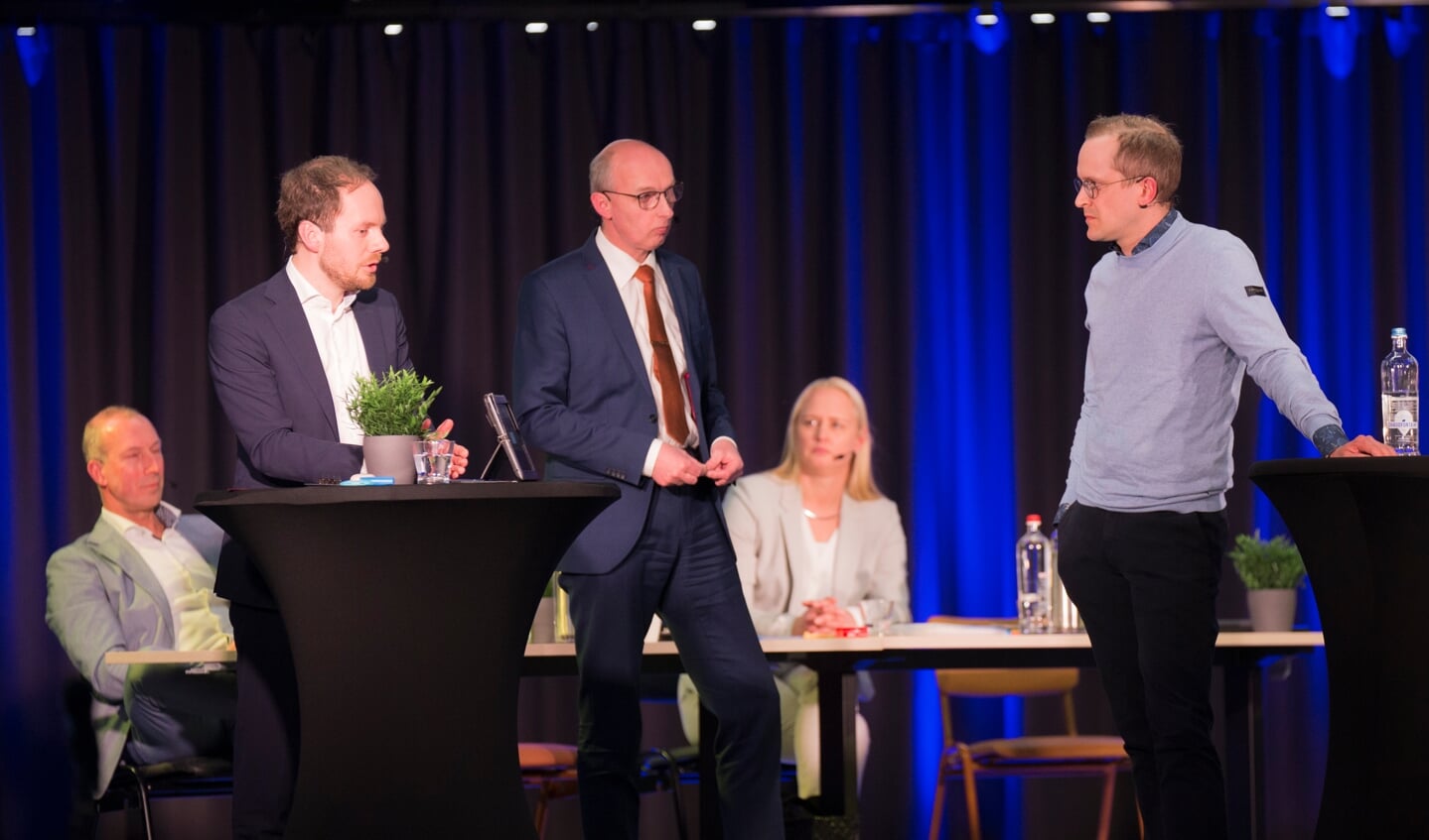 Debat over de zondagsrust, met Daan de Vries (CDA), Leendert de Knegt (SGP) en Arjen Korevaar (Pro'98).