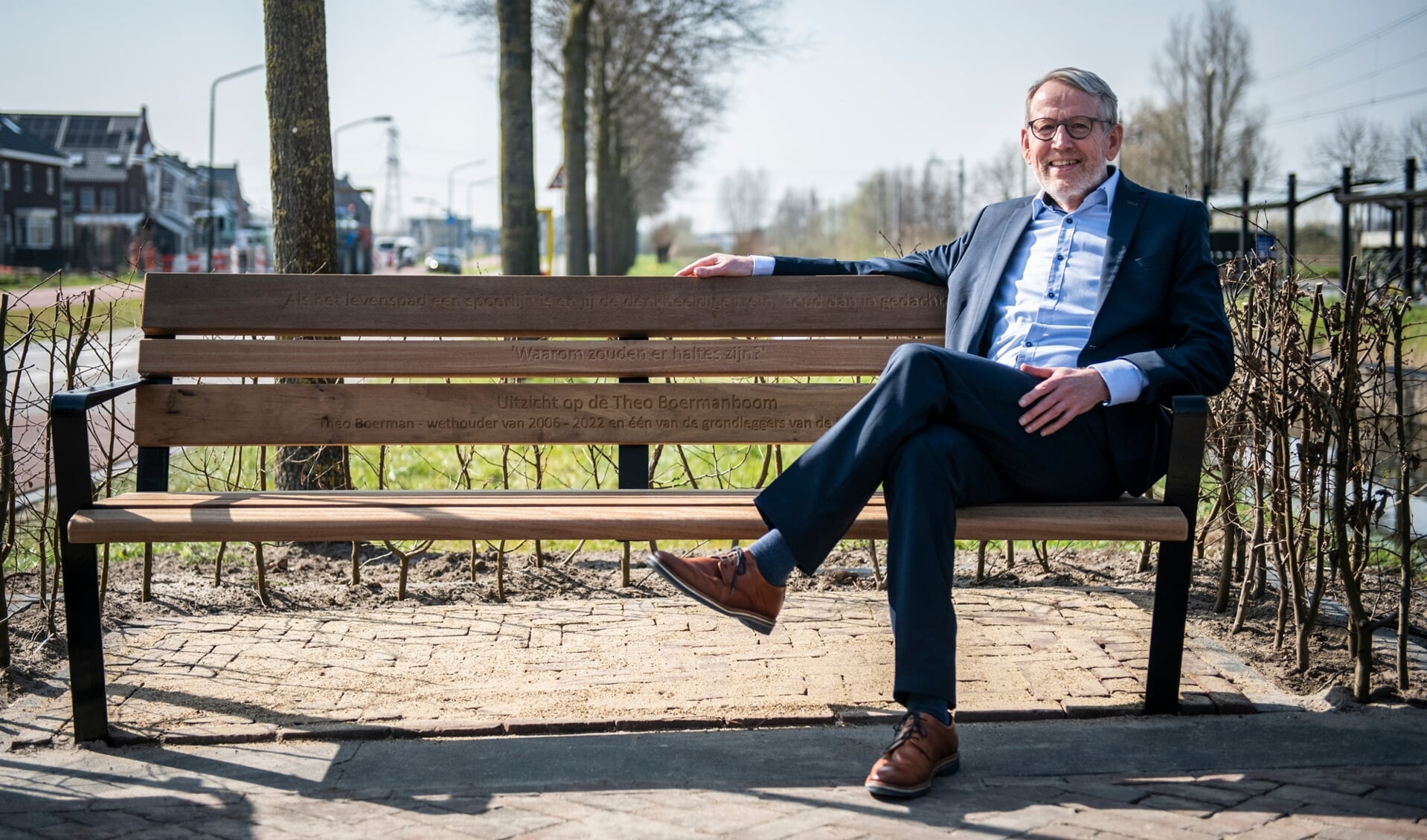 Wethouder Theo Boerman op zijn bankje op station Blauwe Zoom.