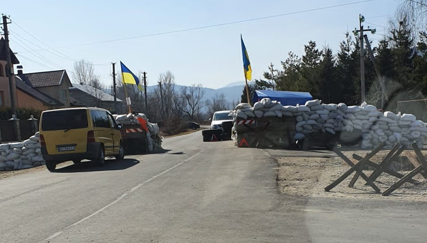 Een van de vele roadblocks die het drietal tegenkwam in het land in oorlog. Altijd 24/7 bemand door Oekraïners, bewapend met Kalasjnikovs. 
