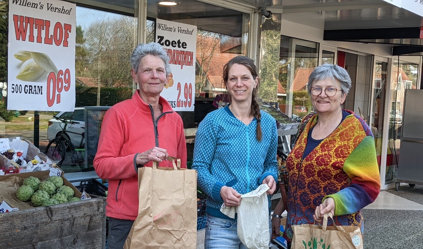 Gerda Schregardus, Iris van den Bosch en Margriet van den Bergh nemen eigen verpakkingen mee naar de winkel.