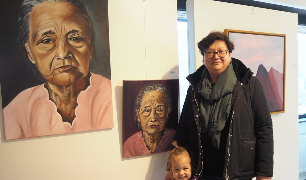 De la Fosse, samen met haar kleindochter, heeft twee vrijwel identieke schilderijen hangen, één gemaakt in 2013 en 2019.