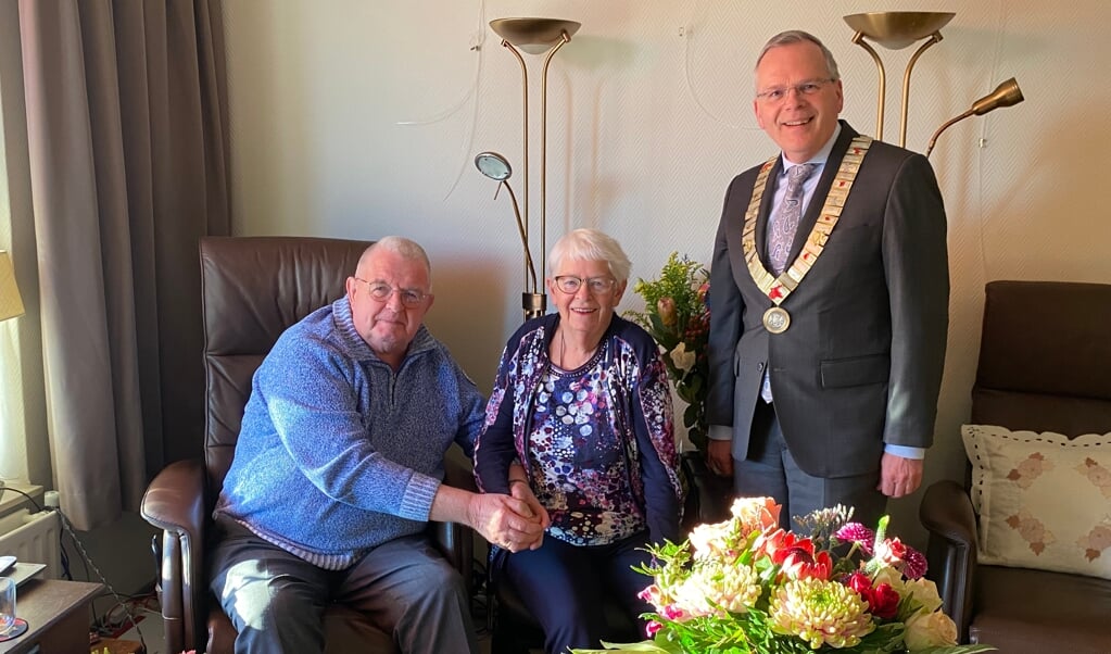 Wibren en Pleuni Buwaldi zestig jaar getrouwd. Burgemeester Jan Luteijn feliciteerde hen namens de gemeente.
