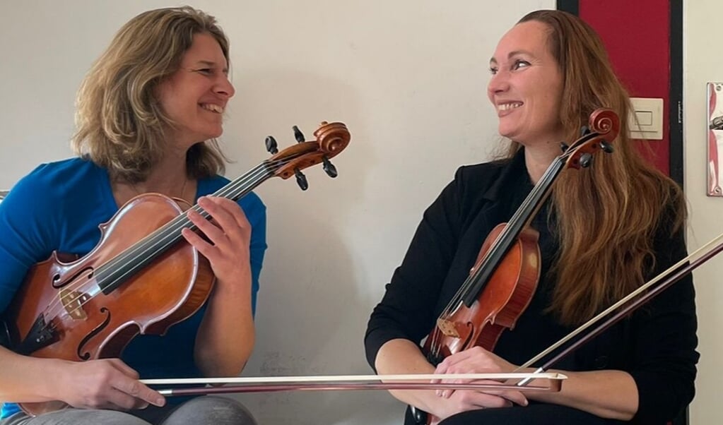Vrijdag musiceren Meike Simon (l) en Laura de Boer in de Paaskerk.