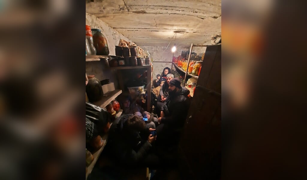 Inwoners van Skwira in een schuilkelder nadat het luchtalarm is afgegaan vanwege een Russisch bombardement.