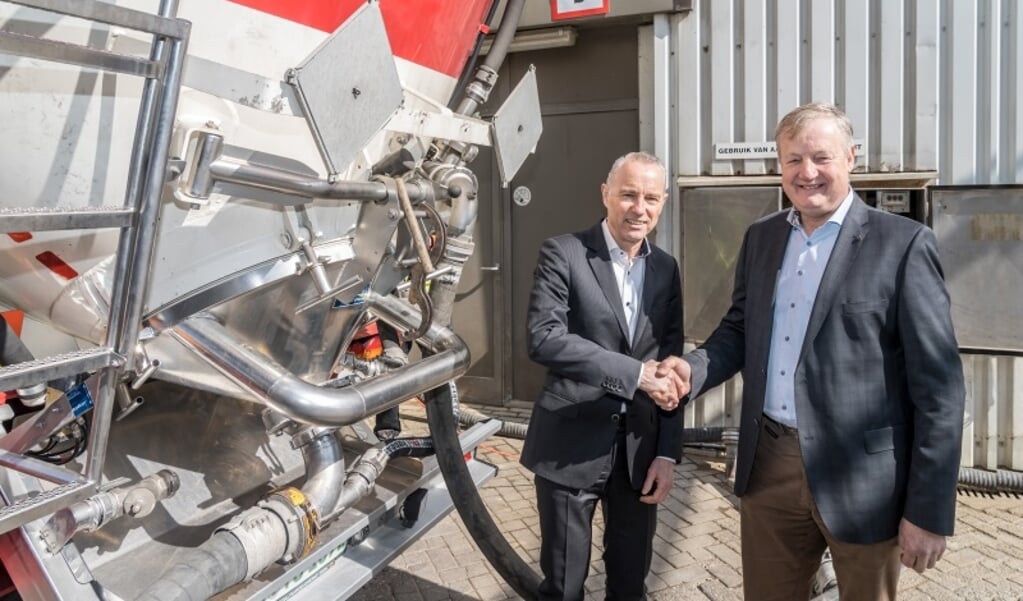 Manager Jan van der Velden (links) van Darling Ingredients en commercieel directeur Johan Schuttert van AgruniekRijnvallei bij het lossen van de eerste vracht verwerkt dierlijk eiwit in Barneveld.