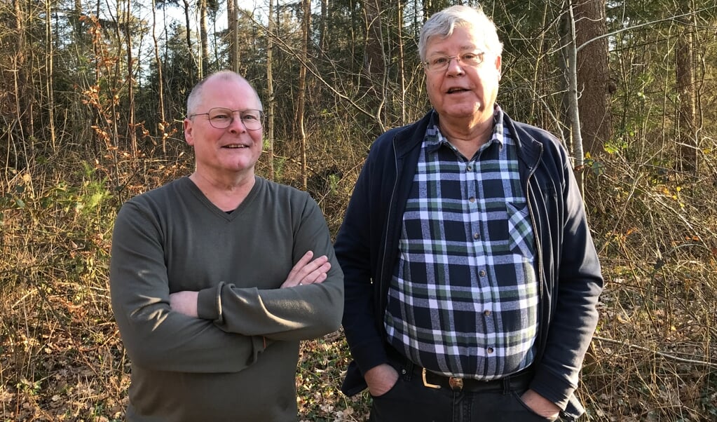 Eddie Breunesse (links) en Jan Snijders willen zoveel mogelijk bos rond Austerlitz behouden.