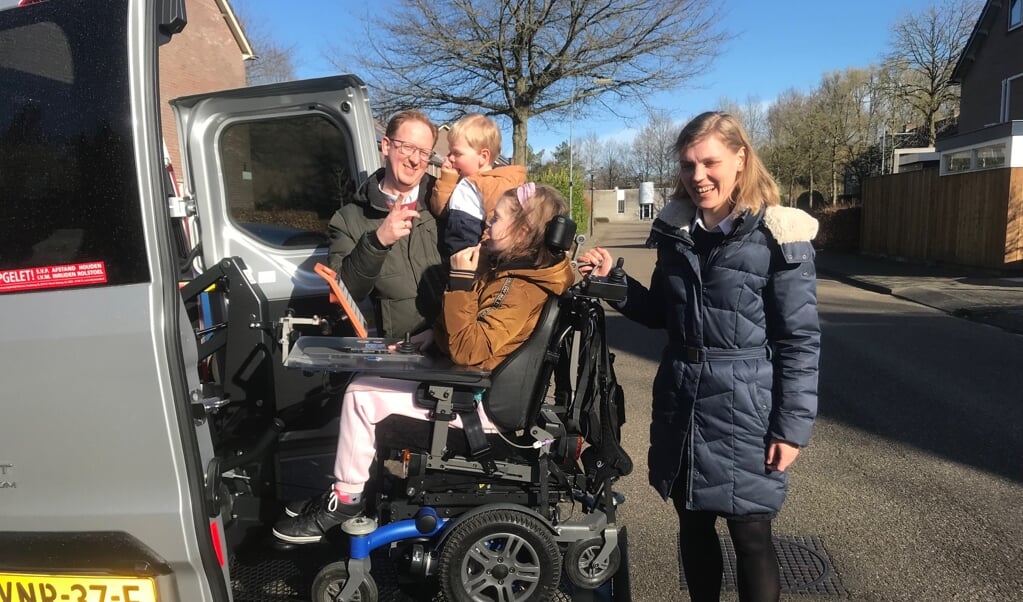 Joëlle, Lianne, Johan en de kleine Samuel bij de nieuwe rolstoelbus.