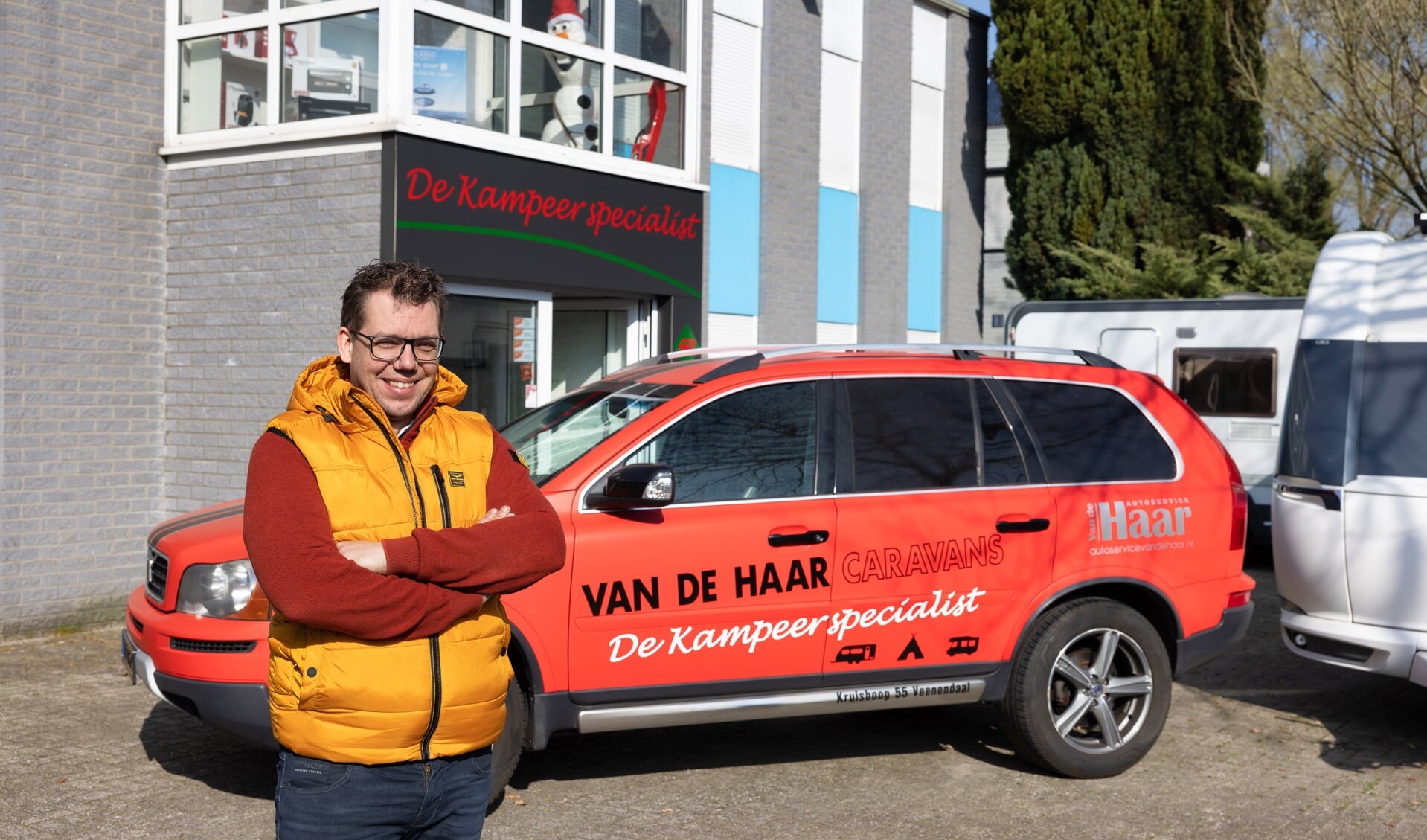 Frans van de Haar voor het pand waar vanaf 1 april De Kampeerspecialist is gevestigd.