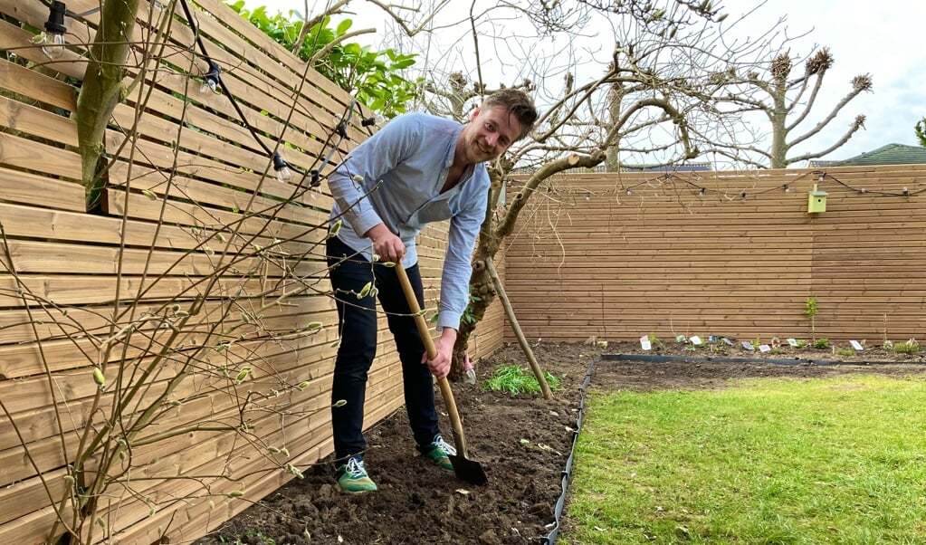 Thomas van Vliet aan de slag in zijn nieuwe tuin