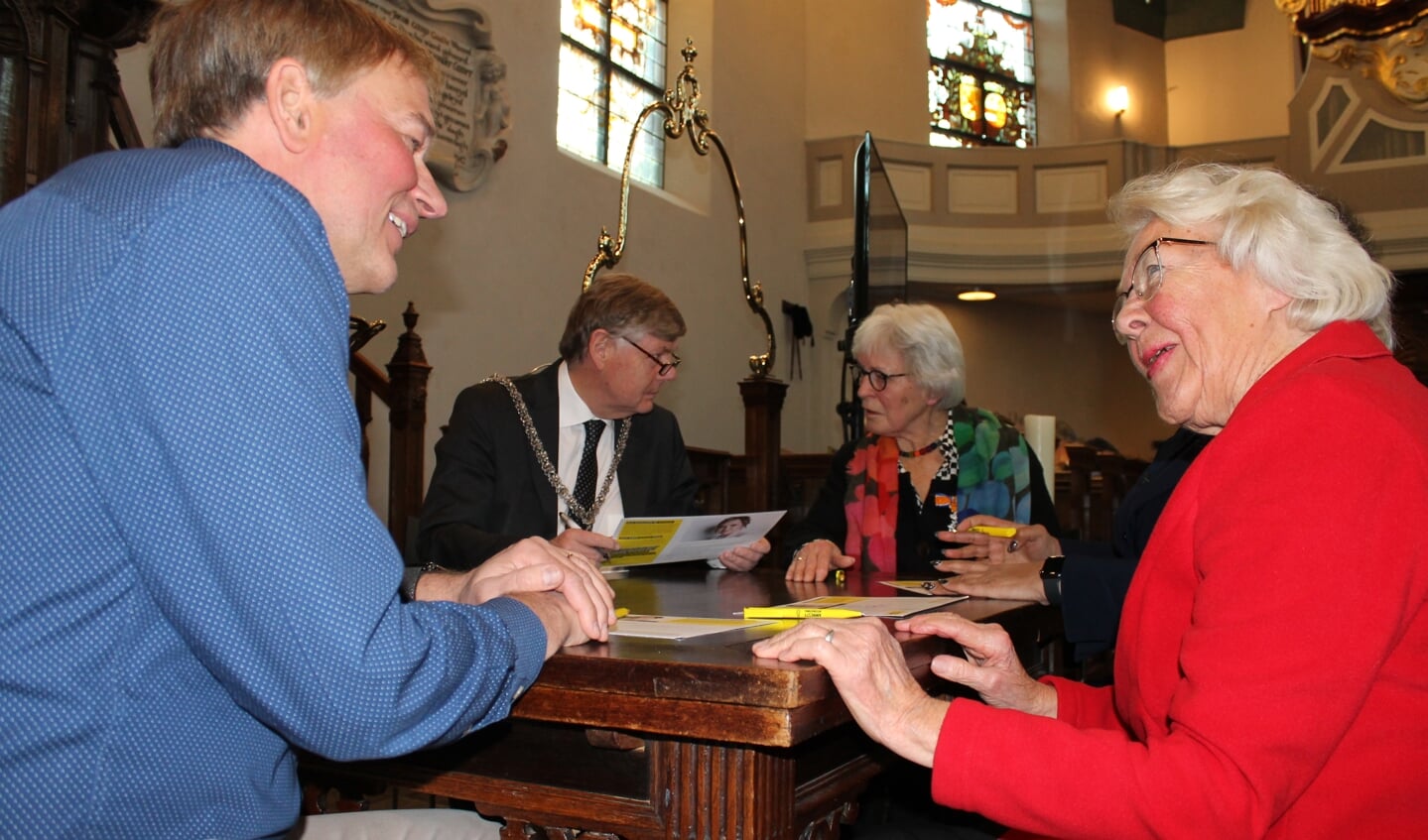 Burgemeester Elbert Roest (tweede van links) in de Dorpskerk Bloemendaal met de drie onderscheiden leden van de groep Haarlem e.o. van Amnesty International. 