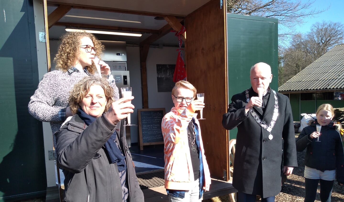 Miranda van Rijn, Duco Das en Ruud van Bennekom proosten met melk op de opening van de nieuwe melktap.