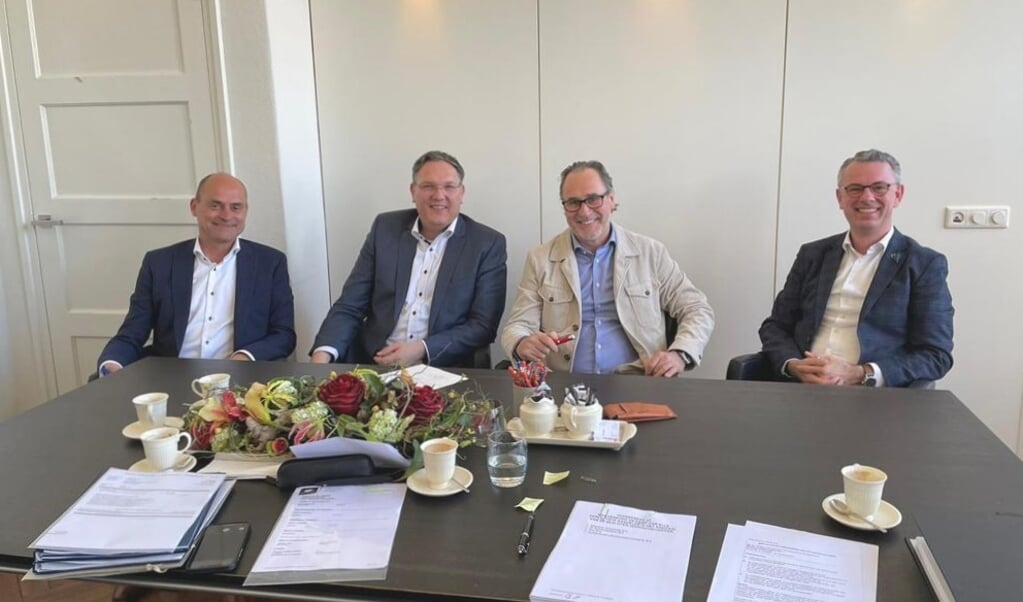 De overname-overeenkomst is ondertekend. Van links naar rechts: Bob Seemann en Dijan Bruins van Countus en Ad Jonker en Albert Fieret van JonkerFieret.