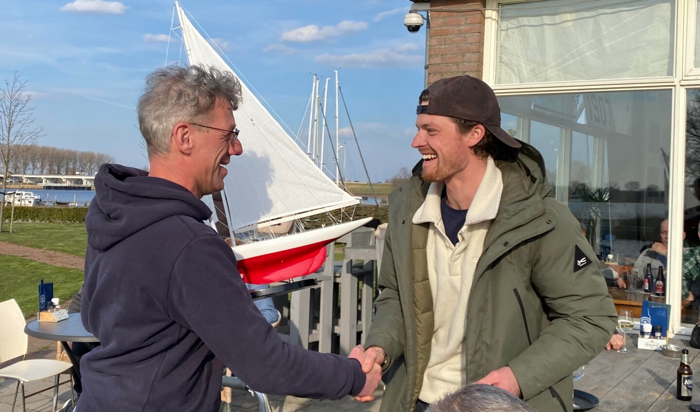 Voorzitter wedstrijdcommissie Henryk Brinksma feliciteert Tymen van Rootselaar Finzeilers met de eerste plaats