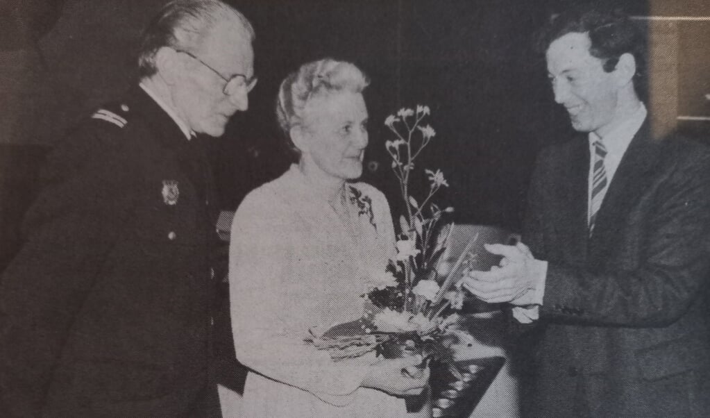 Brandweercommandant Goof Buijk, zijn vrouw en burgemeester R. Dijkstra