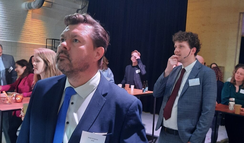 Kees Kraanen (links) en Tyas Bijlholt, lijsttrekkers van VVD en D66, volgen de uitslagen.  