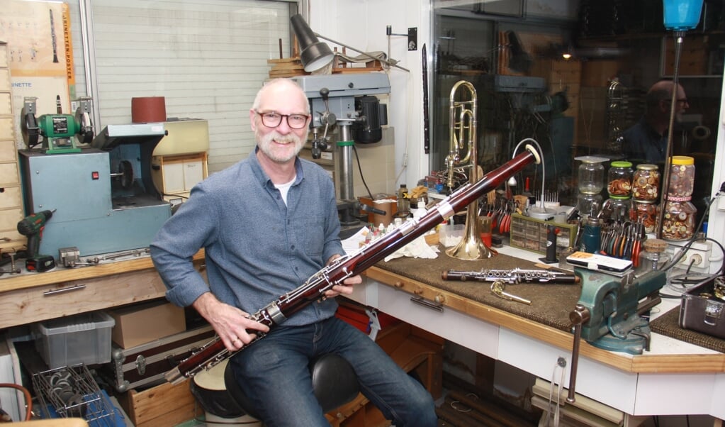 Edgar Lerk repareert zowel koperen als houten blaasinstrumenten.