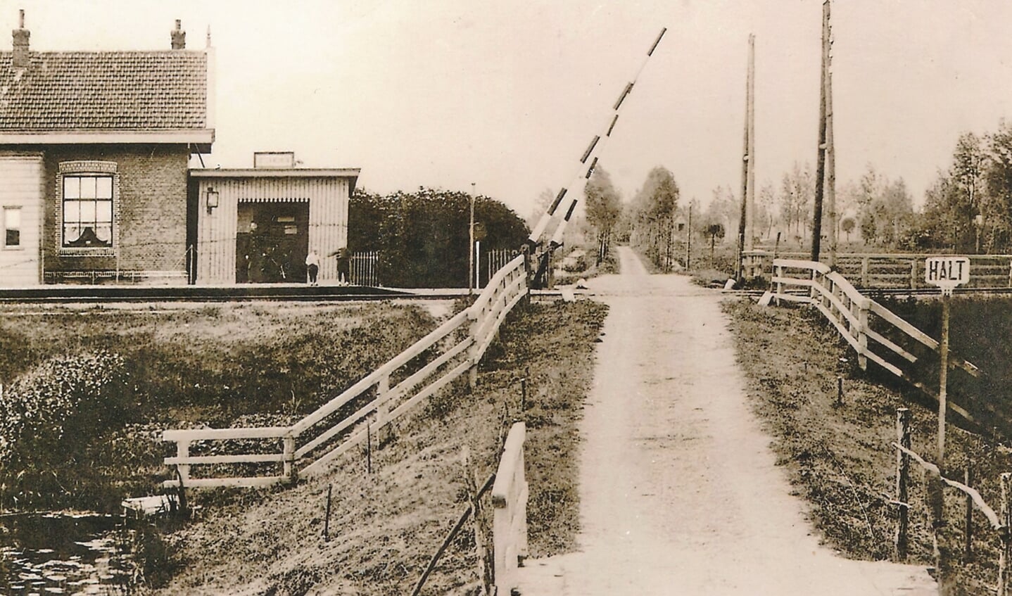 Jacob de Jong is in 1923 seinhuiswachter en stationschef aan het einde van de Kerkweg in Giessen-Nieuwkerk.