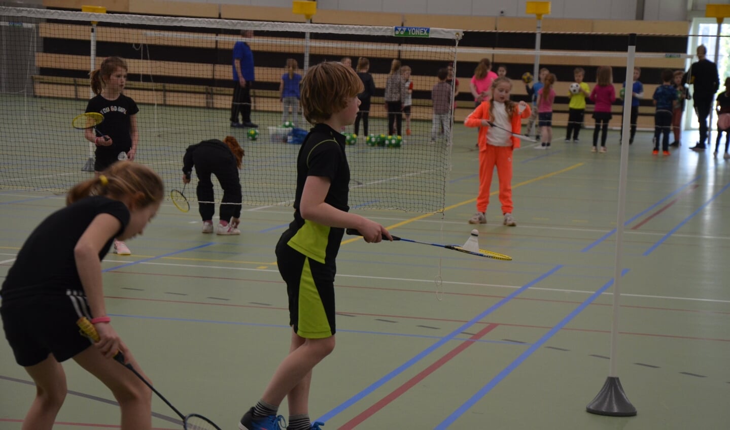 Kennismaken met verschillende sporten, zoals badminton