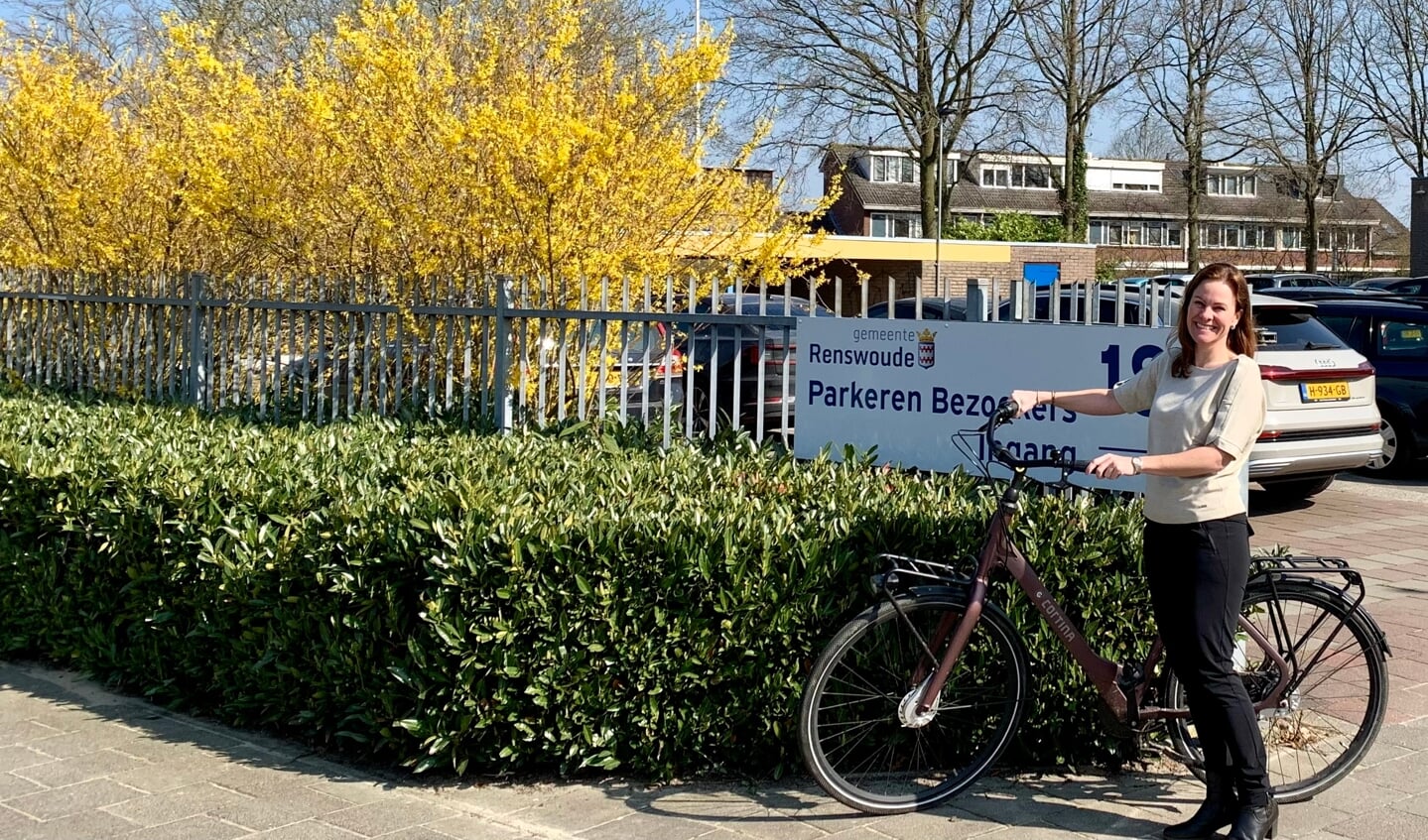 Wethouder Marieke Teunissen op de fiets.