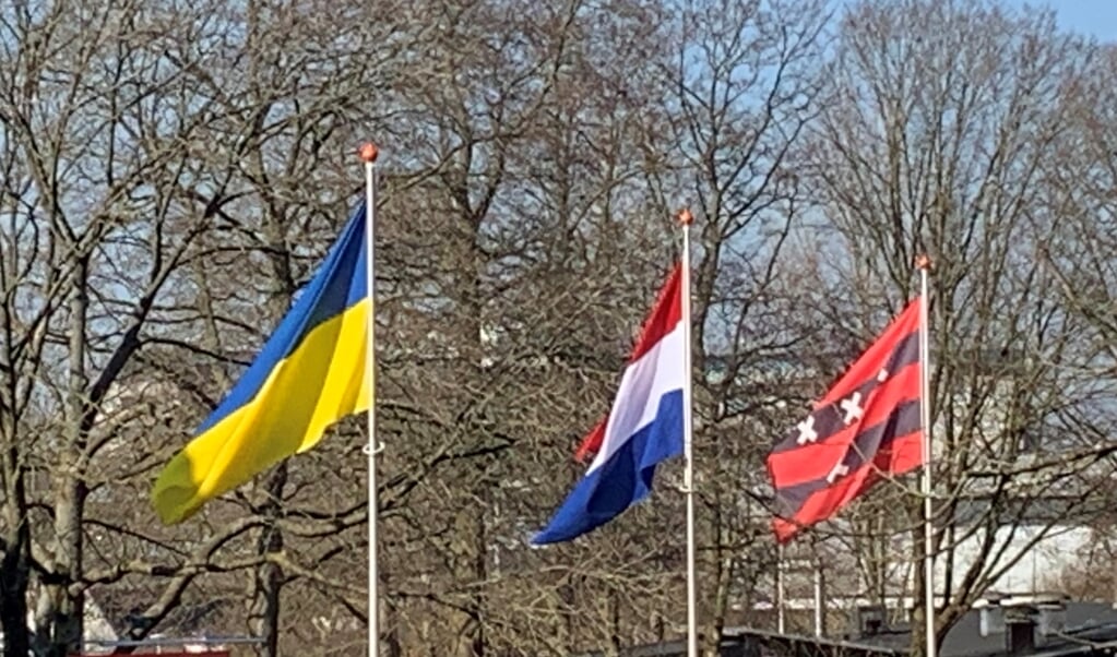 De Oekraïense vlag, naast de Nederlandse en de Amstelveense vlag.