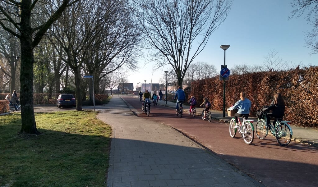 In de ochtendspits rijden er honderden fietsers, waarvan de meerderheid kinderen, over de fietsstraat van de Oude Haven.